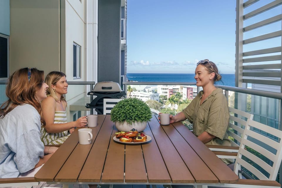 Patio, Natural landscape, View (from property/room), Balcony/Terrace, Food and drinks, Seating area, Dining area, Guests, Sea view, group of guests