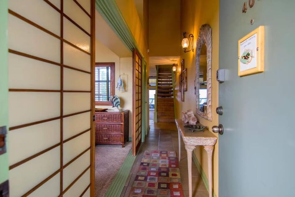 Hale Mahina A406- Top floor oceanfront 2bed condo, expansive views Apartment in Napili-Honokowai