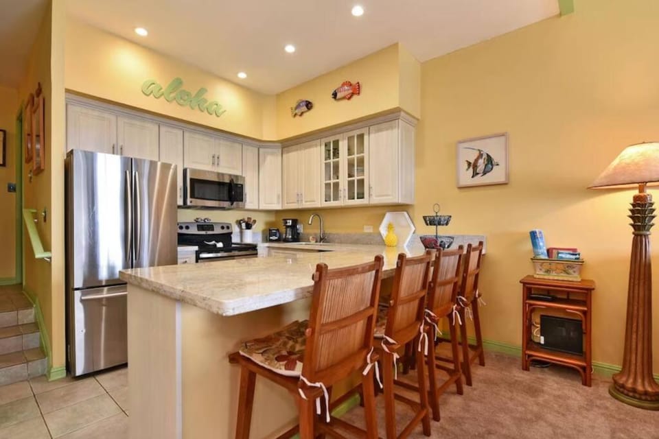 Hale Mahina A406- Top floor oceanfront 2bed condo, expansive views Apartment in Napili-Honokowai