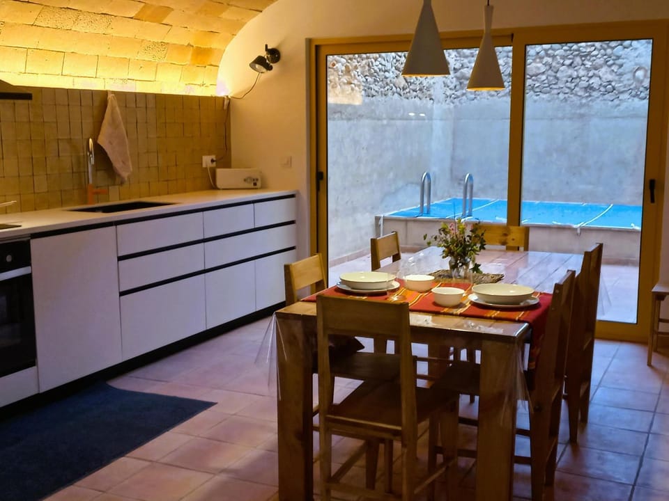 Casa moderna para 6 con piscina, chimenea, wifi y A/A en Costa Brava - ES-89-123 House in Alt Empordà
