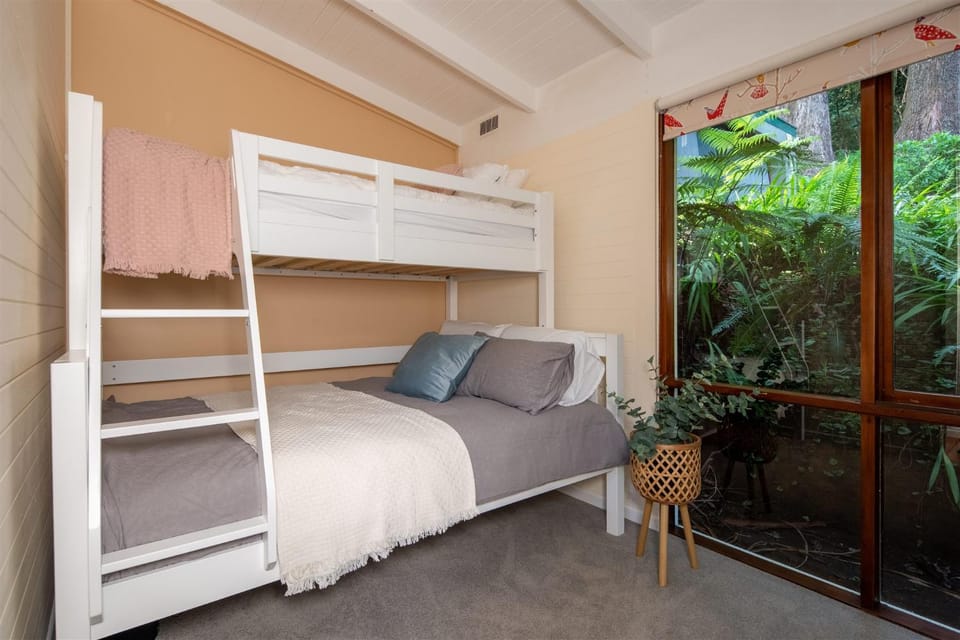 Bed, Natural landscape, Photo of the whole room, Bedroom, bunk bed