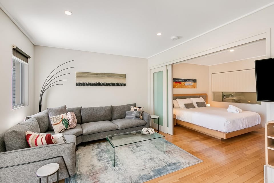 Bed, TV and multimedia, Living room, Seating area, Bedroom