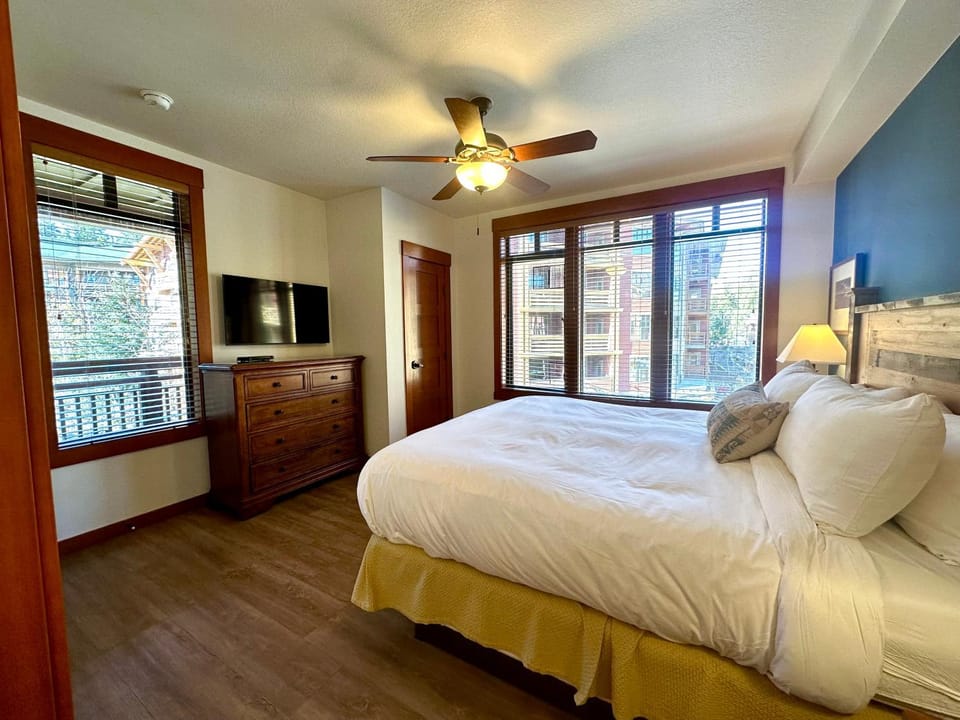Quiet, Updated, Corner Condo in the Village! Parking, Pool & Spa House in Mammoth Lakes