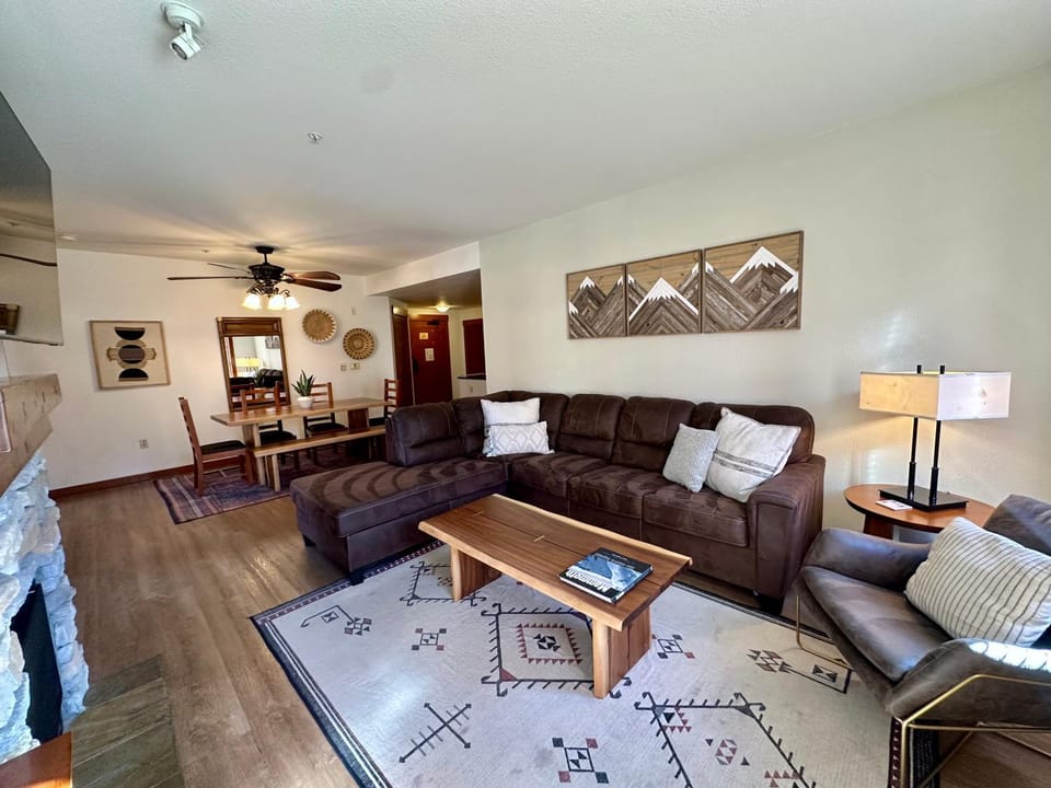 Quiet, Updated, Corner Condo in the Village! Parking, Pool & Spa House in Mammoth Lakes