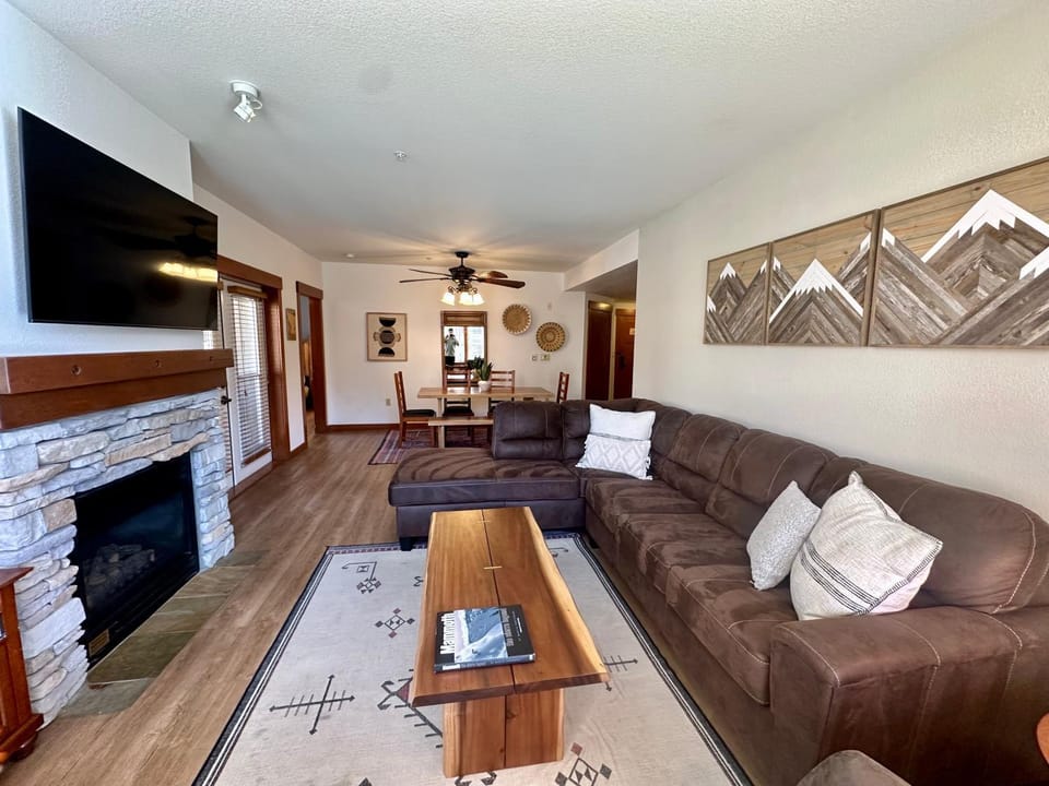 Quiet, Updated, Corner Condo in the Village! Parking, Pool & Spa House in Mammoth Lakes