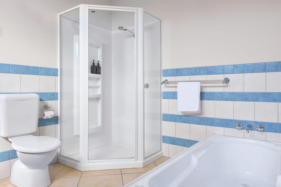 Shower, Toilet, Bathroom, Bath, towels, towels