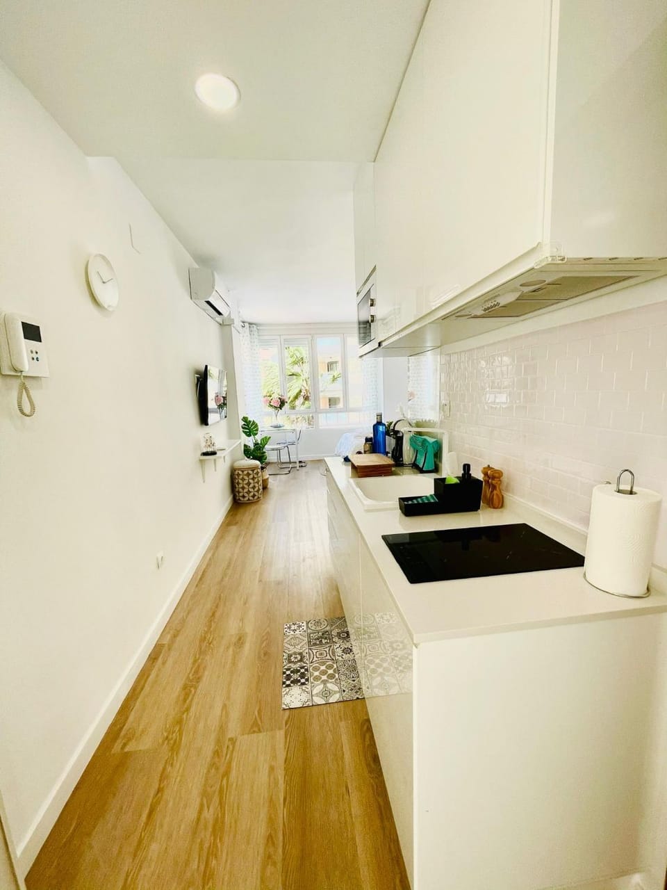 Kitchen or kitchenette, minibar