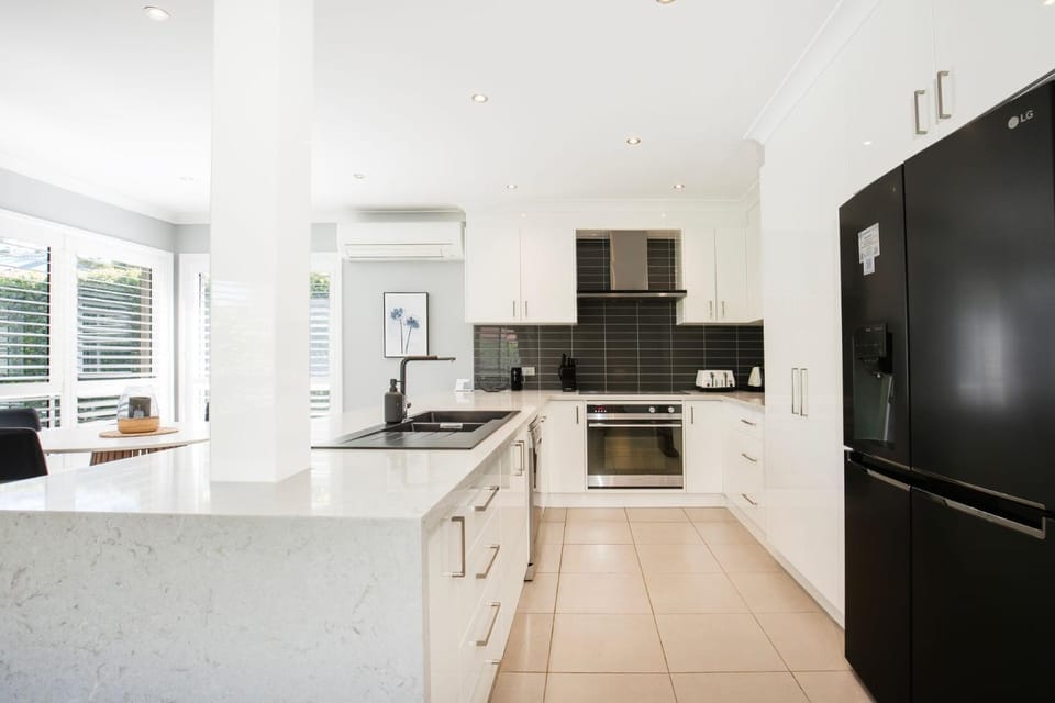 Bluewater Jervis Bay - Pet Friendly Luxury with Spa - 5 Mins Walk to Beach House in Callala Bay