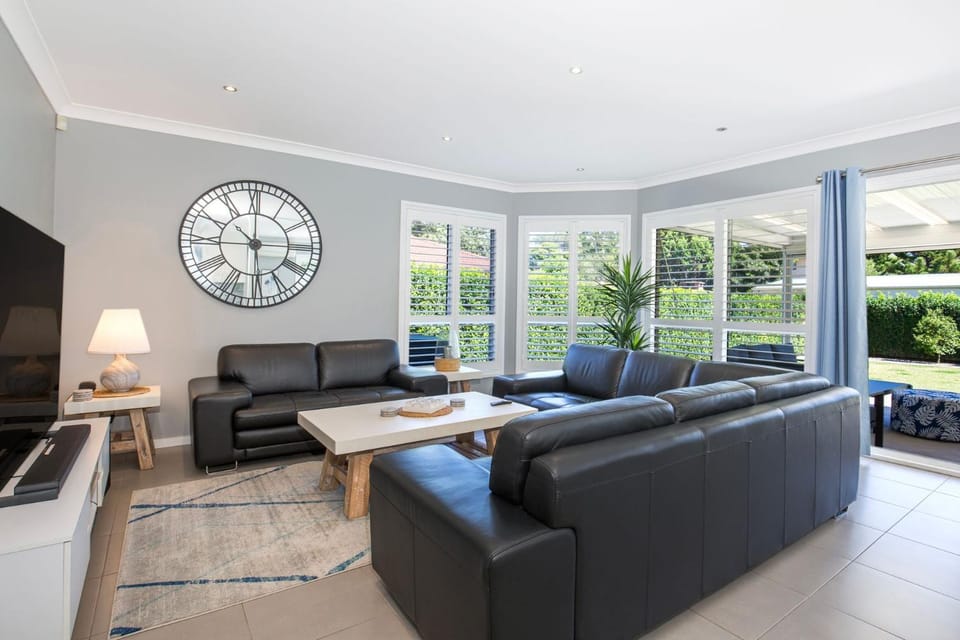 Bluewater Jervis Bay - Pet Friendly Luxury with Spa - 5 Mins Walk to Beach House in Callala Bay