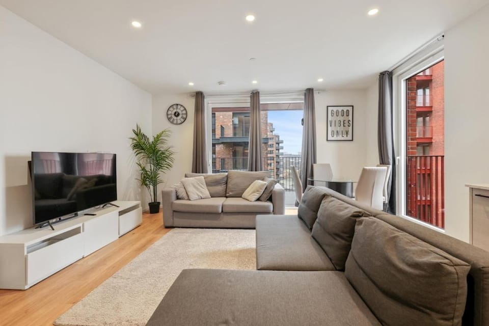 TV and multimedia, Living room, Seating area, Evening entertainment