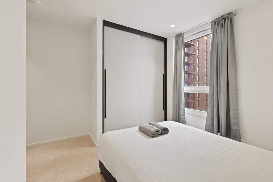 Bed, Photo of the whole room, Bedroom, towels