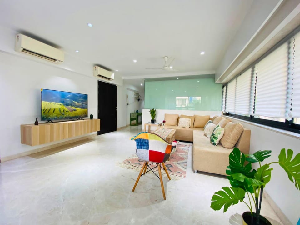 Communal lounge/ TV room, TV and multimedia, Living room, Seating area, Evening entertainment, air conditioner