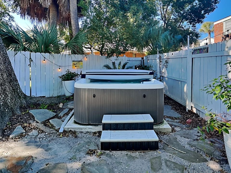 Garden, Hot Tub