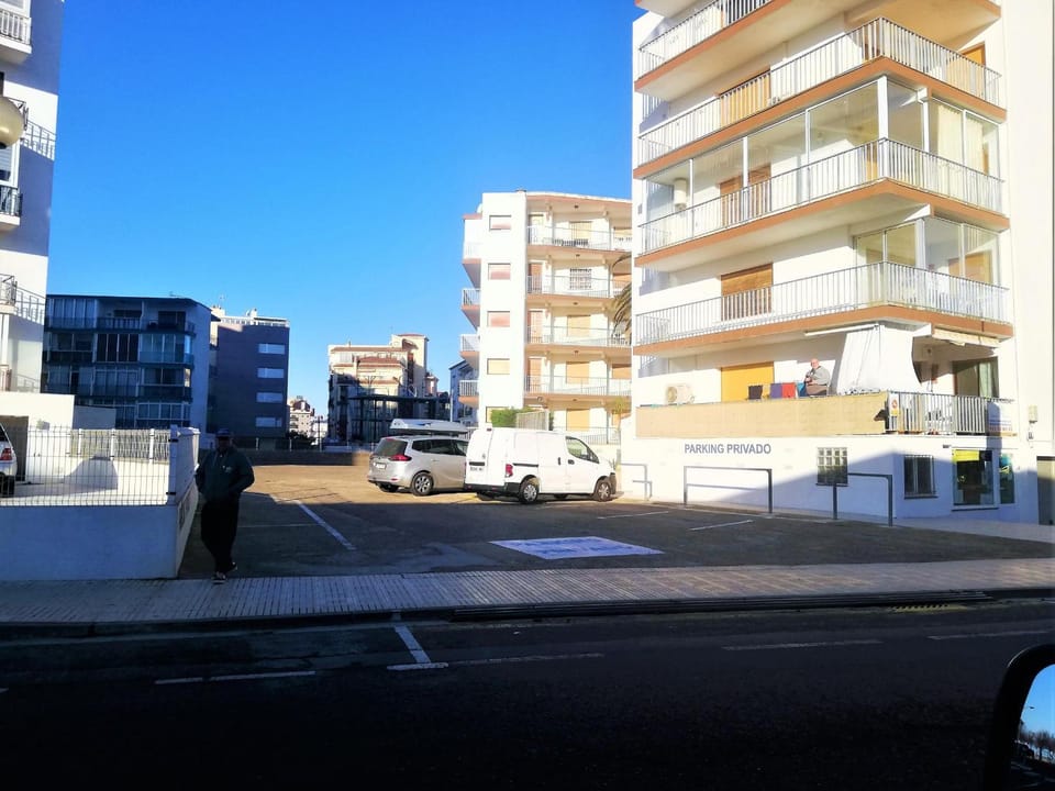 Apartamento en 2ª línea de playa con terraza, parking y WIFI, cerca de comercios. - ES-258-119 Apartment in Roses