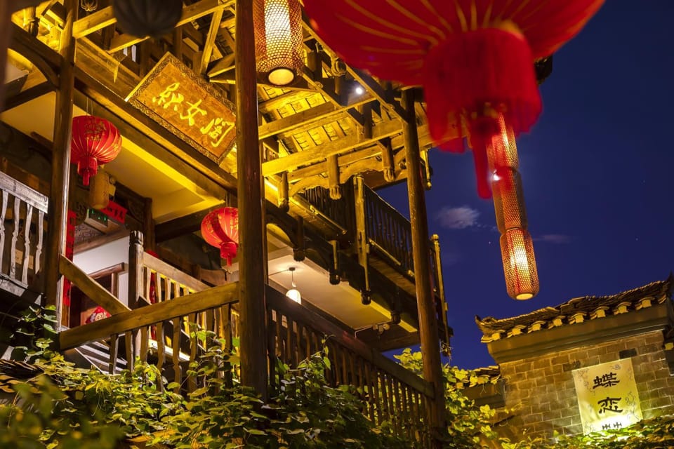 Butterfly Flowers Inn- Exclusive Location,Anicent Chinese Style, 2 minutes walk to Tianmen Mount Cableway,Free pick up service over 1 nights, Free fresh coffee and tea, Free mini lunch,Free laundry,Itineary planning, Attraction Tickets Serivce in advance Hotel in Hubei