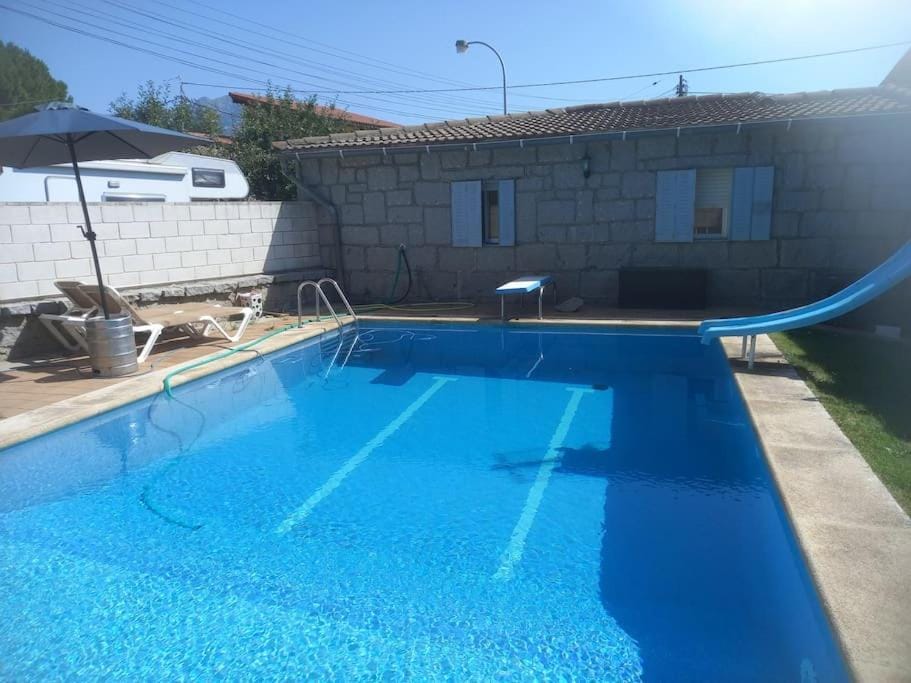 Acogedora casita loft de piedra con piscina compartida Apartment in Community of Madrid