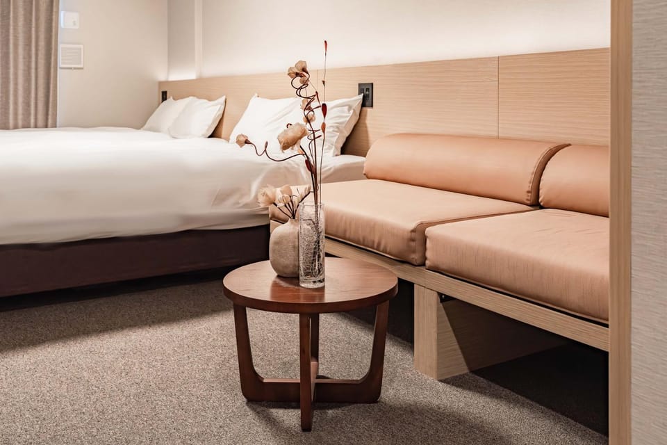 Bed, Photo of the whole room, Seating area, Bedroom
