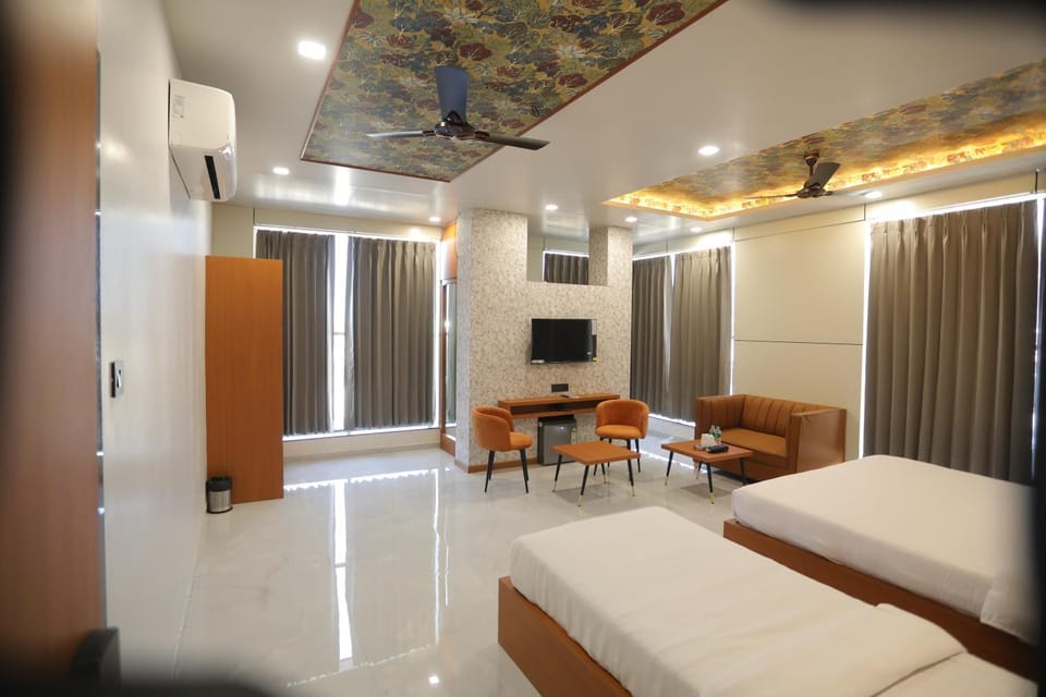 Bed, TV and multimedia, Living room, Photo of the whole room, Seating area, Evening entertainment, Bedroom, air conditioner
