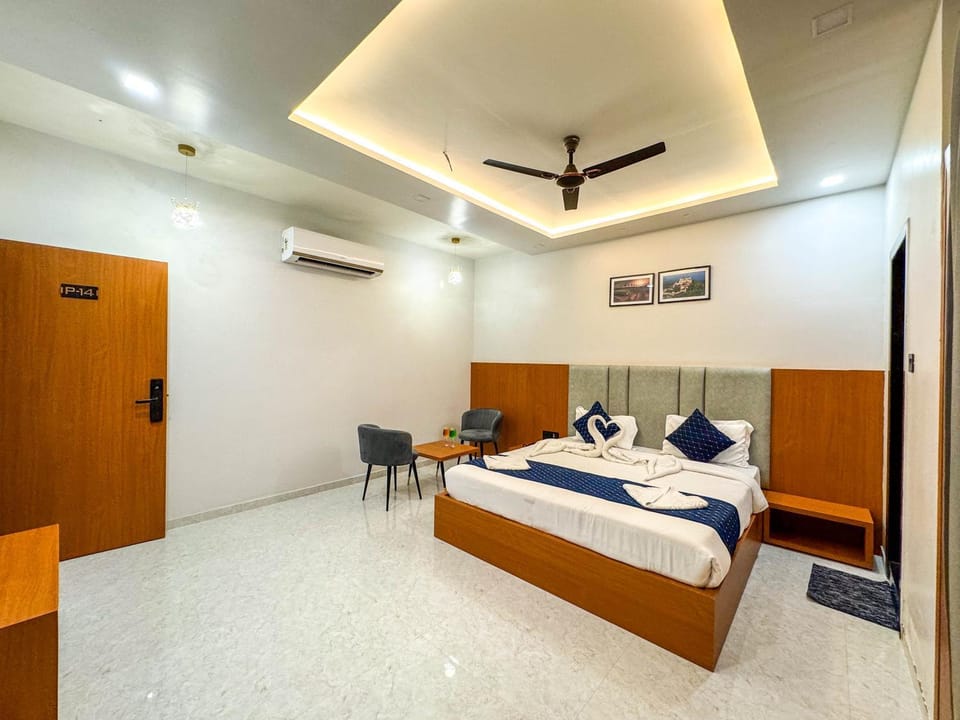 Bed, Photo of the whole room, wardrobe, air conditioner