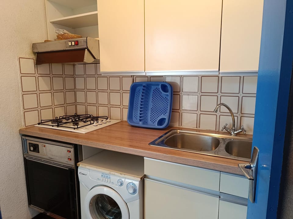 Coffee/tea facilities, Kitchen or kitchenette, microwave, oven, stove