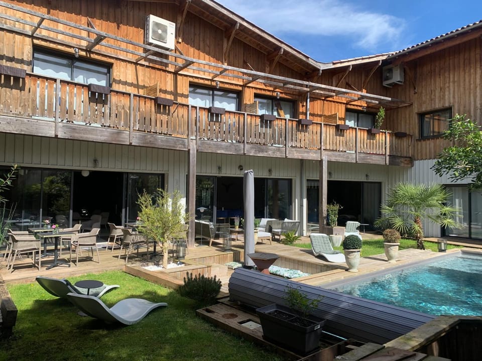 Property building, Patio, Day, Pool view, Swimming pool, sunbed