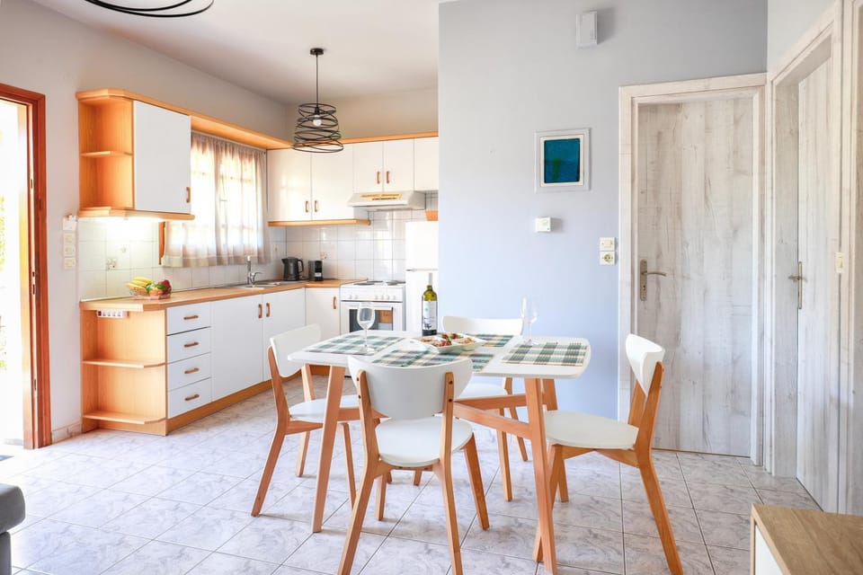 Kitchen or kitchenette, Dining area, pet friendly