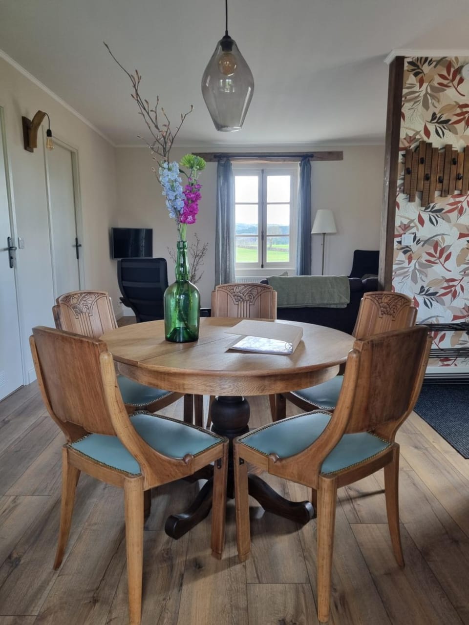 Seating area, Dining area
