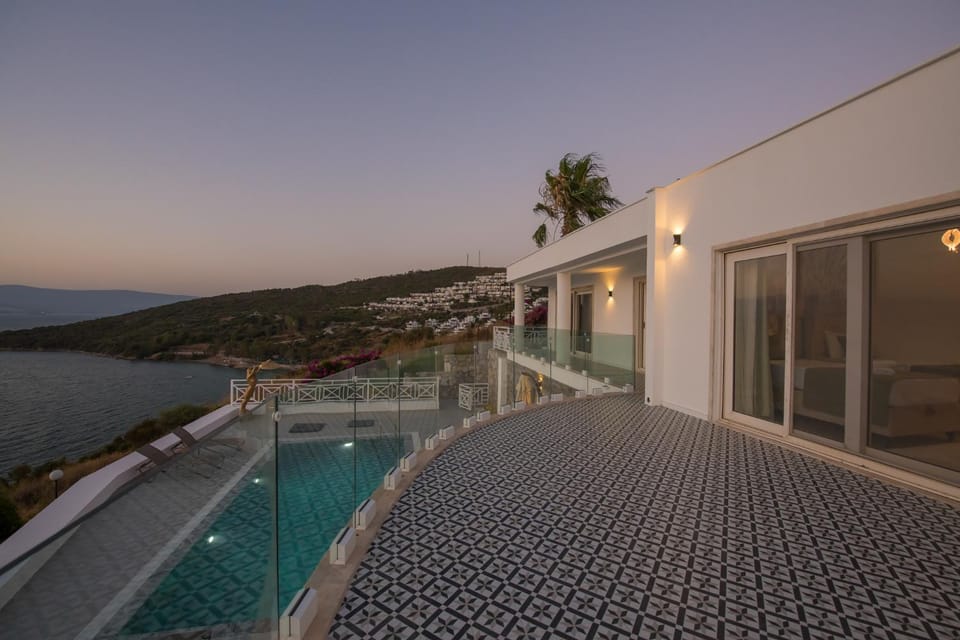 Property building, Natural landscape, View (from property/room), Balcony/Terrace, Pool view, Swimming pool, Swimming pool