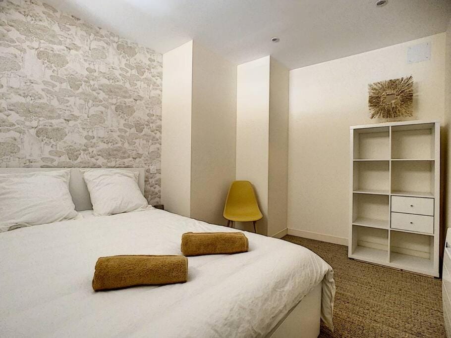 Bed, Photo of the whole room, towels
