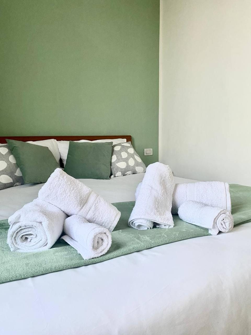 Bed, Photo of the whole room, Bedroom, towels
