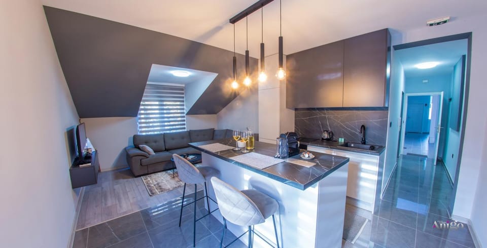 Kitchen or kitchenette, Living room, Seating area, Dining area