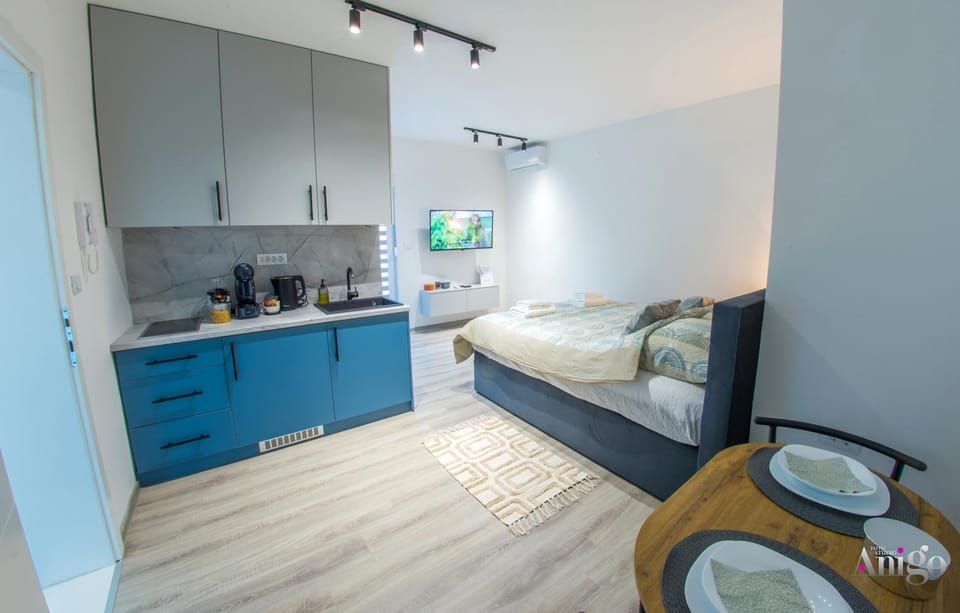 Kitchen or kitchenette, Seating area, Dining area, stove