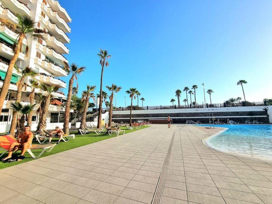 Property building, Day, Pool view, Swimming pool, sunbed