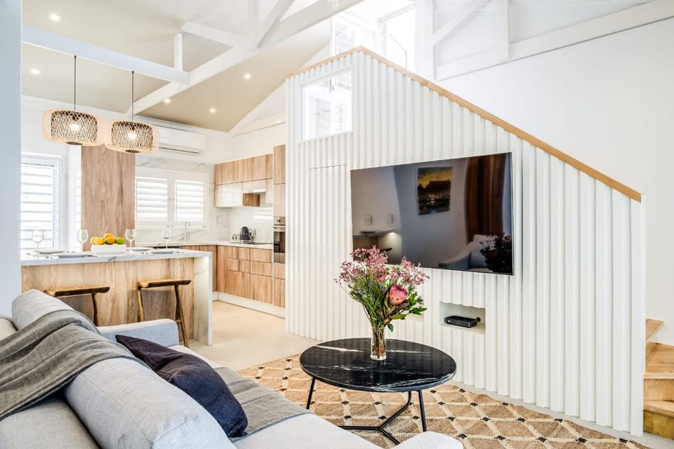 Kitchen or kitchenette, Living room, Seating area, Dining area