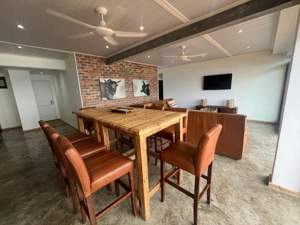 TV and multimedia, Living room, Seating area, Dining area, fireplace