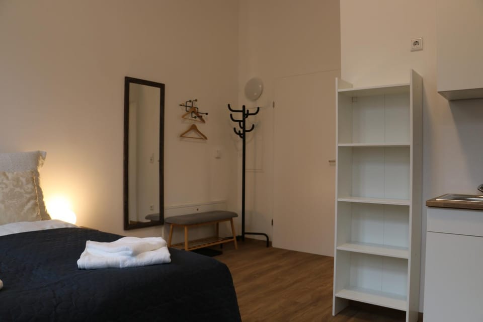 Bed, Bedroom, towels