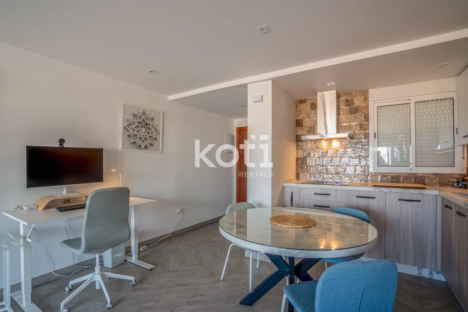Kitchen or kitchenette, Seating area, Dining area