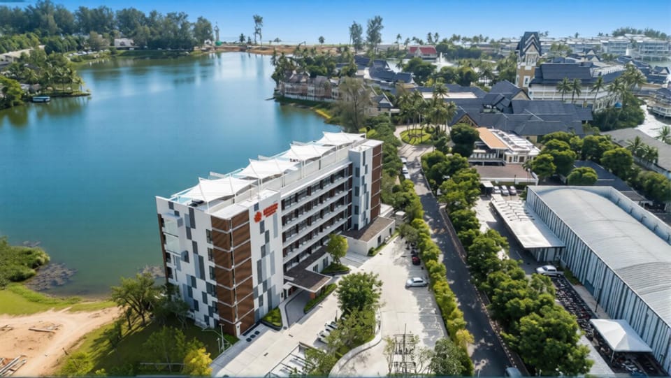 Property building, Natural landscape, Lake view, Location