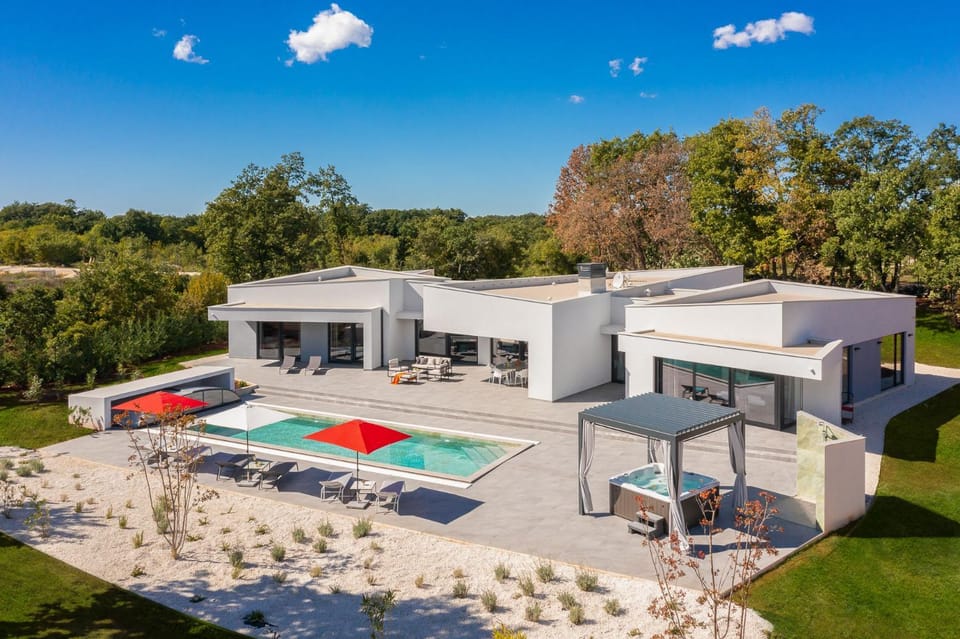 Property building, Patio, Spring, Day, Natural landscape, Garden, Garden view, Pool view, Swimming pool, sunbed