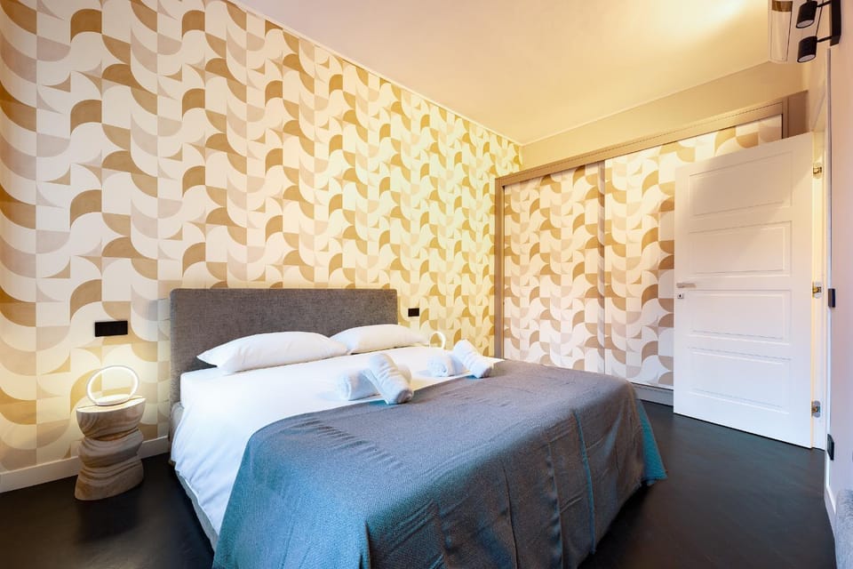 Bed, Photo of the whole room, towels