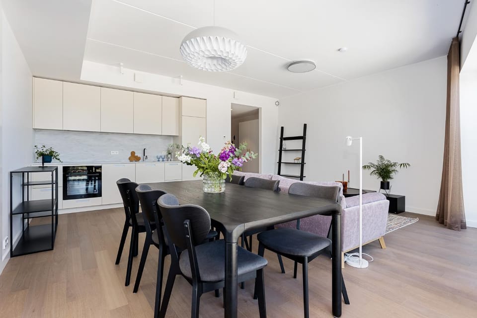 Kitchen or kitchenette, Dining area