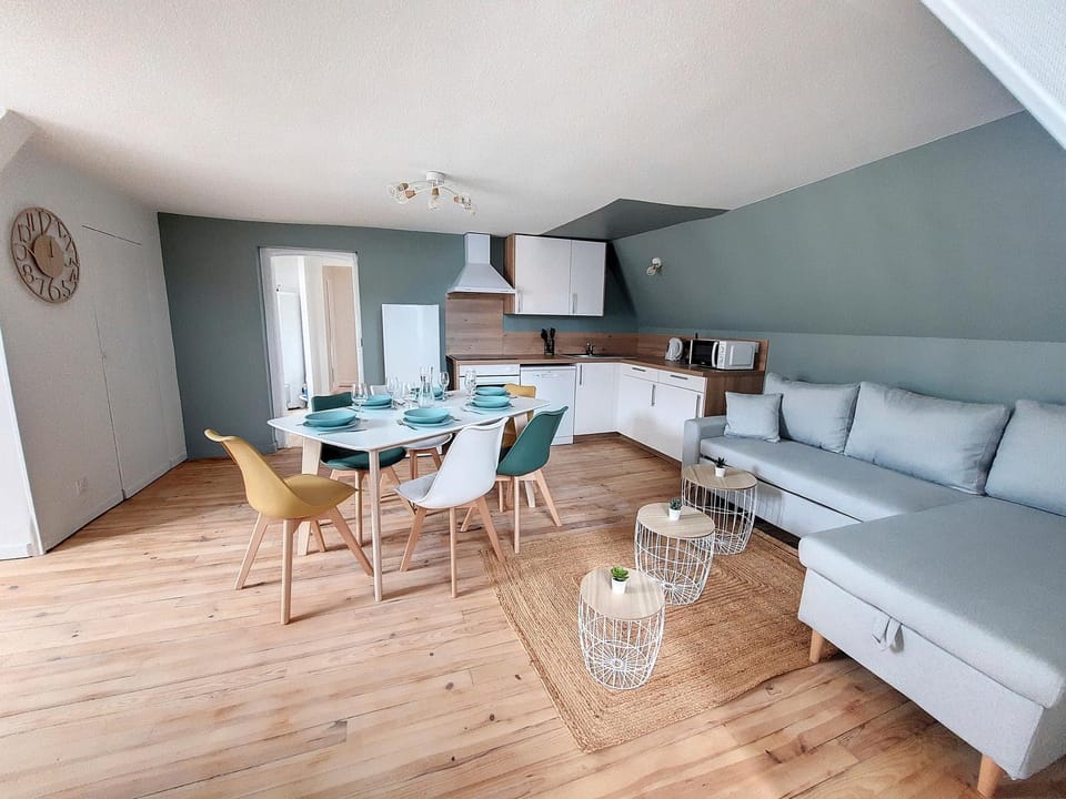 Kitchen or kitchenette, Living room, Seating area, Dining area