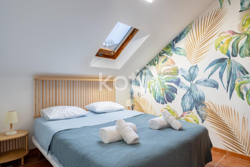 Bed, Photo of the whole room, Bedroom, towels