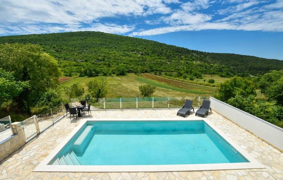 Day, Natural landscape, Mountain view, Pool view, Swimming pool, sunbed