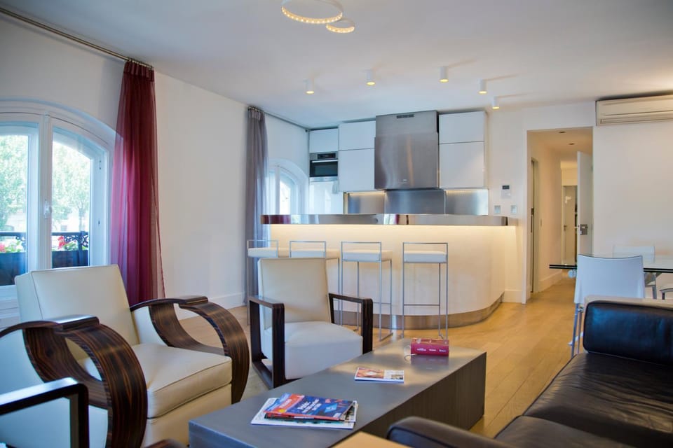 TV and multimedia, Kitchen or kitchenette, Living room, Seating area, Dining area, minibar, pet friendly, stove