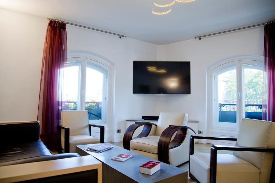 Communal lounge/ TV room, TV and multimedia, Living room, Seating area