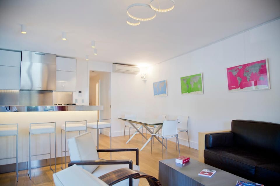 Kitchen or kitchenette, Living room, Seating area, Dining area, minibar, pet friendly, stove