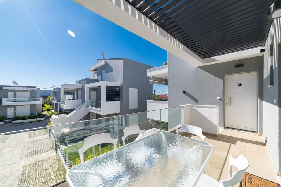 Property building, Patio, Day, Balcony/Terrace