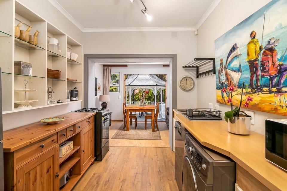 Kitchen or kitchenette, Dining area, dishwasher, minibar, pet friendly, stove