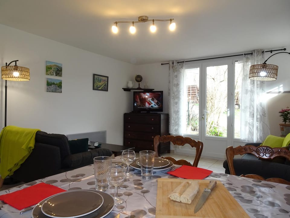 TV and multimedia, Living room, Seating area, Dining area